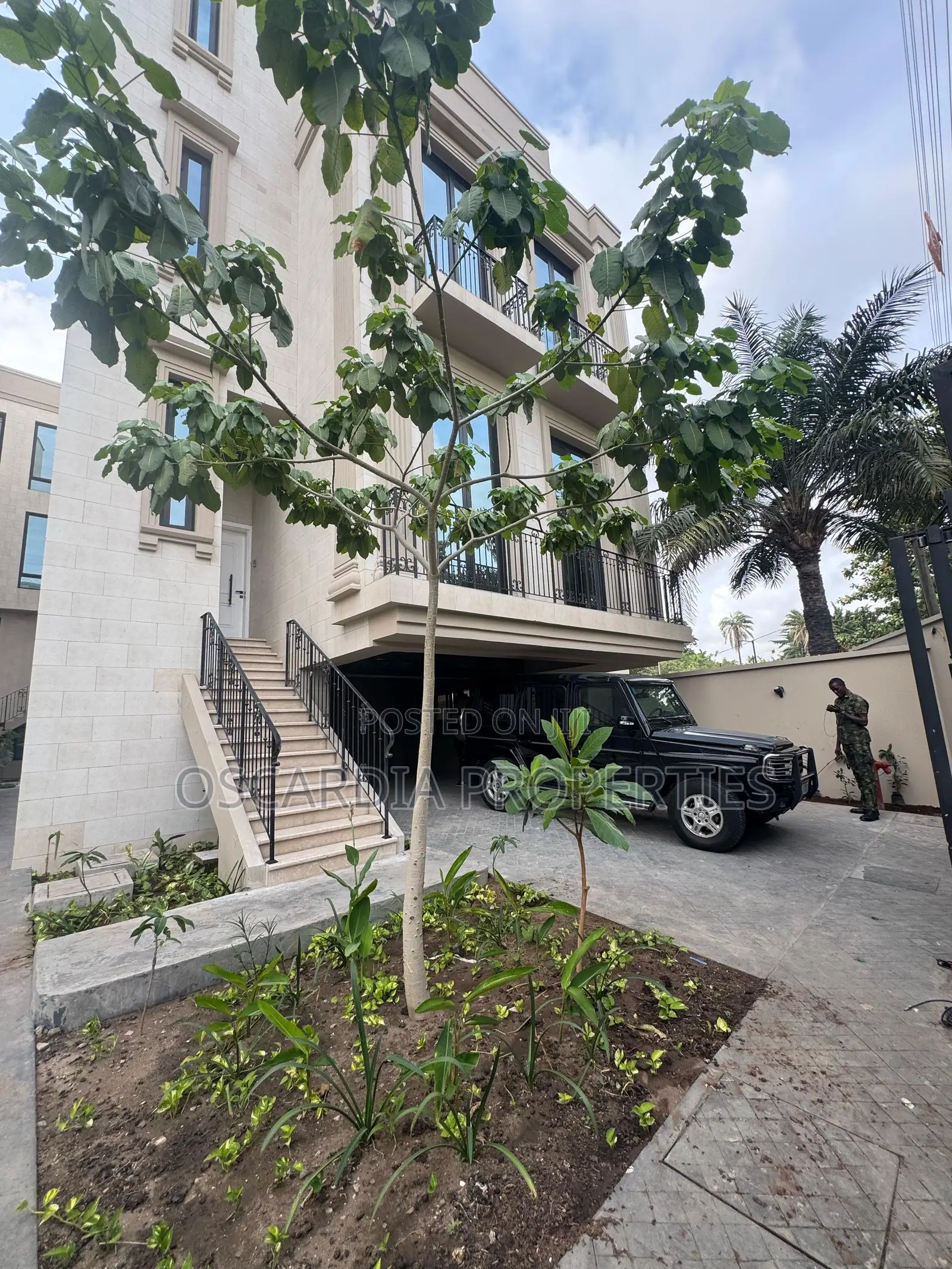 5bdrm Duplex in Banana Island for sale