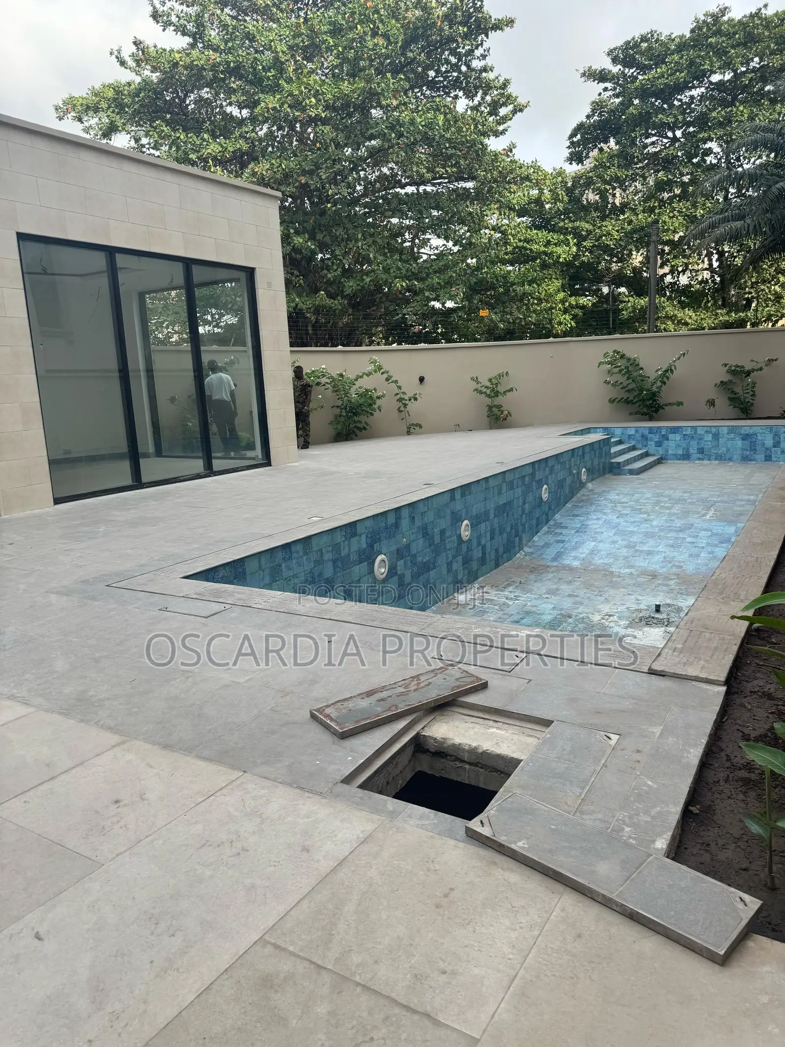 5bdrm Duplex in Banana Island for sale
