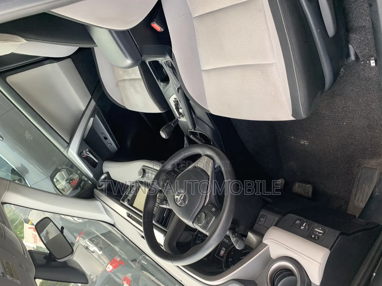 Toyota RAV4 XLE AWD (2.5L 4cyl 6A) 2017 Gray