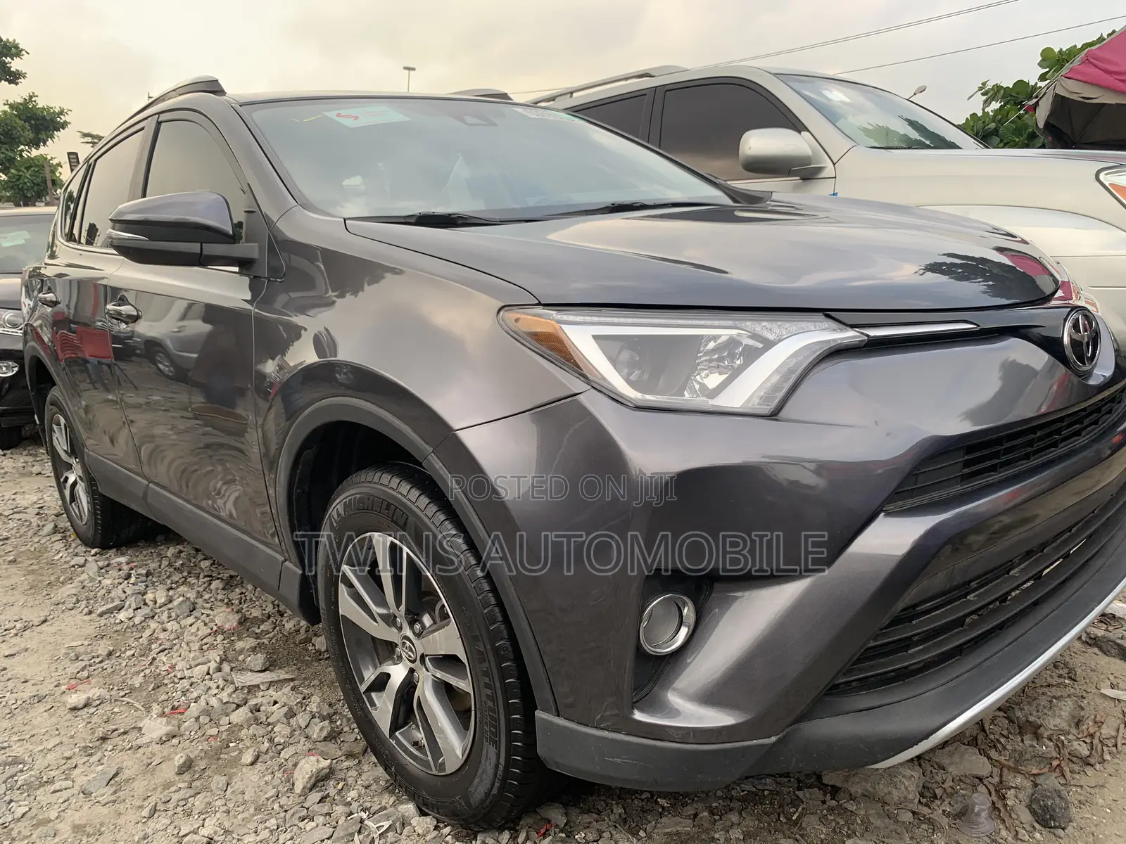 Toyota RAV4 XLE AWD (2.5L 4cyl 6A) 2017 Gray