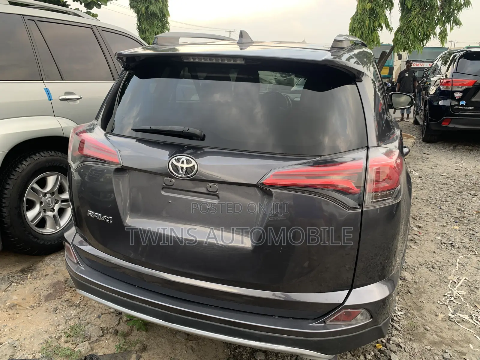 Toyota RAV4 XLE AWD (2.5L 4cyl 6A) 2017 Gray