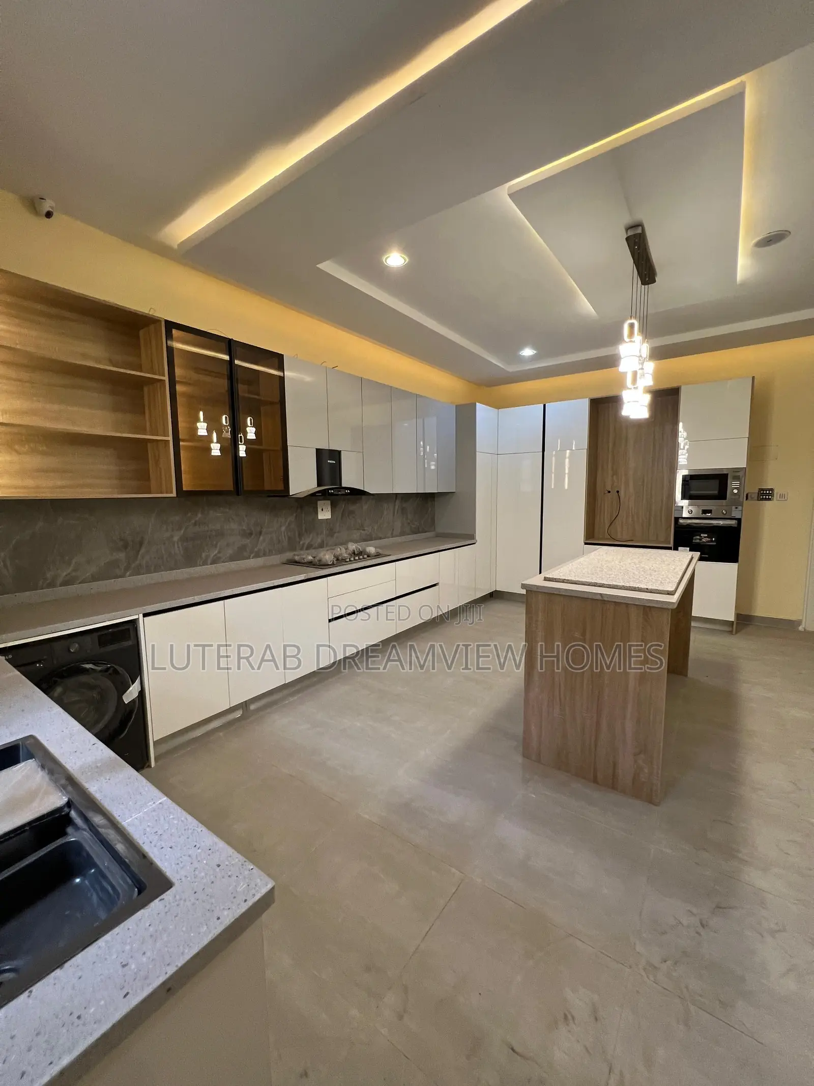 6bdrm Duplex in Utako for sale
