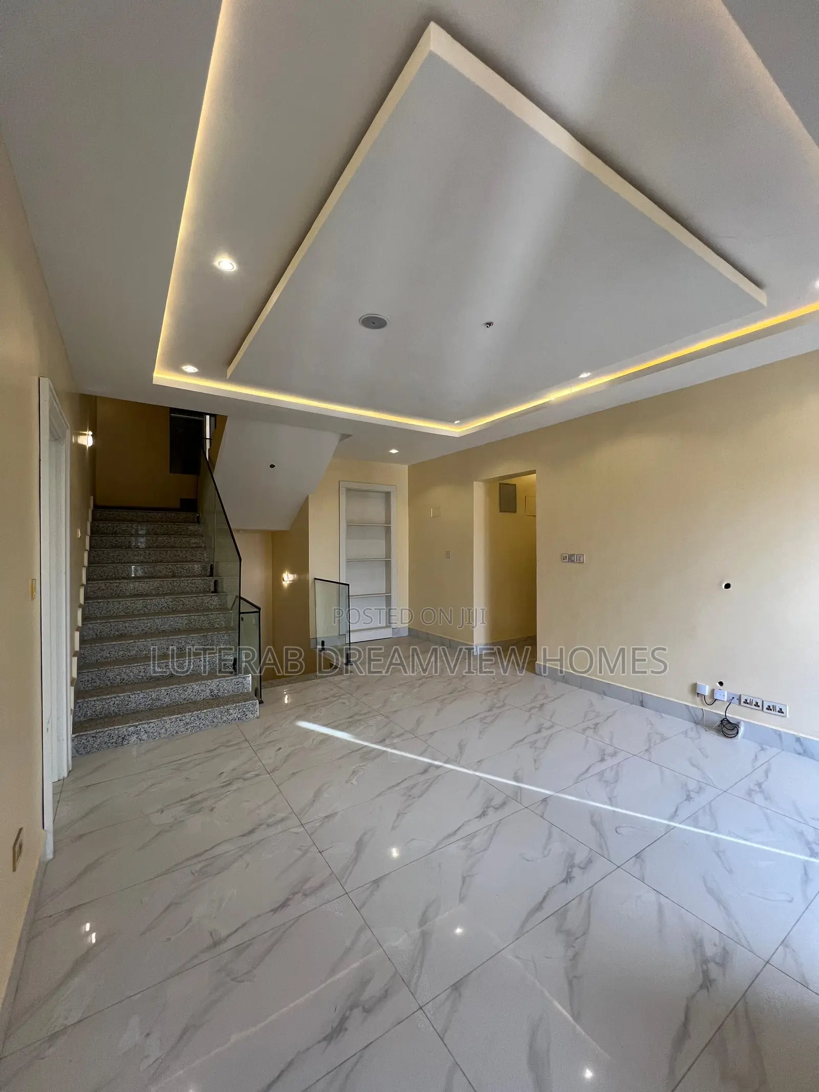 6bdrm Duplex in Utako for sale