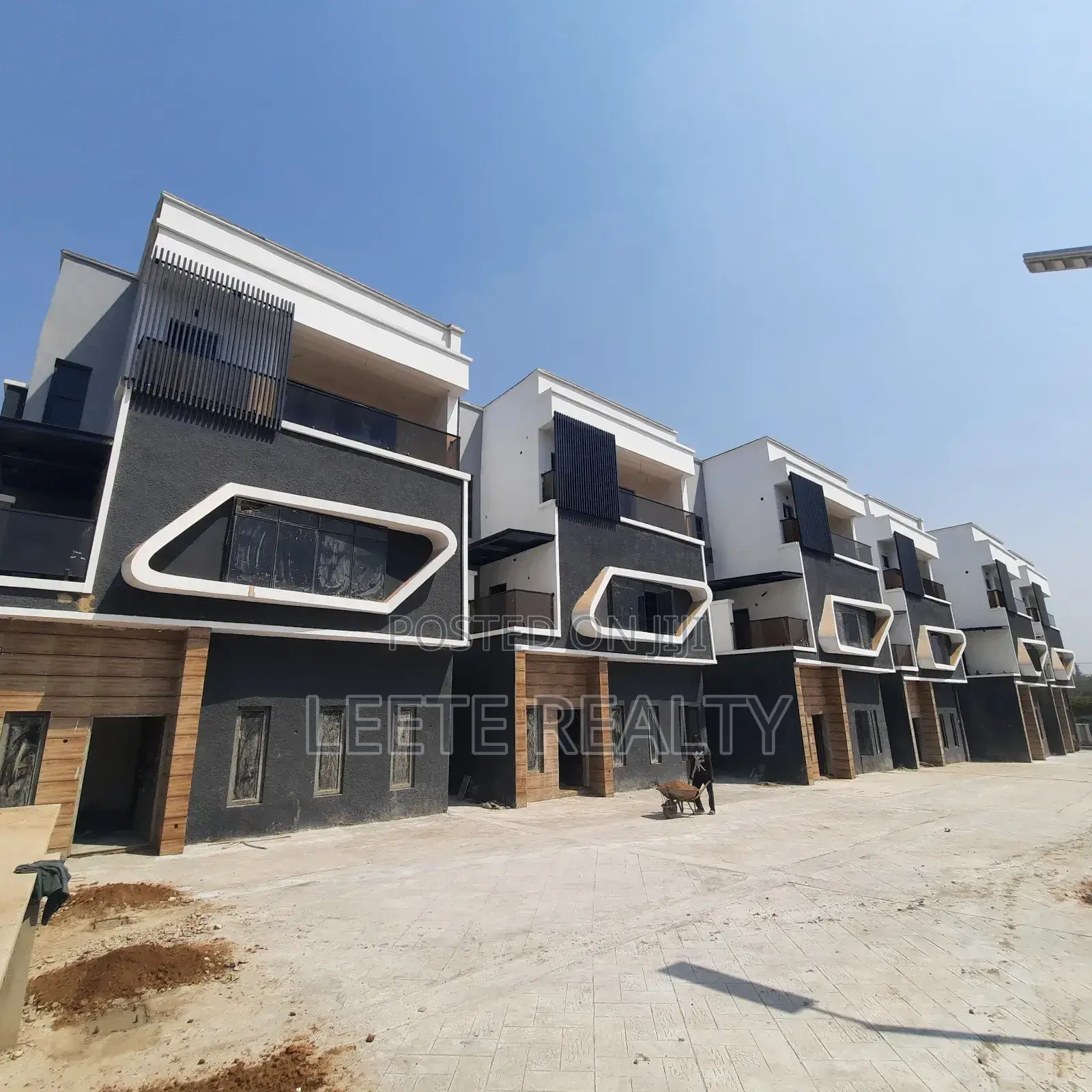 4bdrm Townhouse/Terrace in Gaduwa for sale