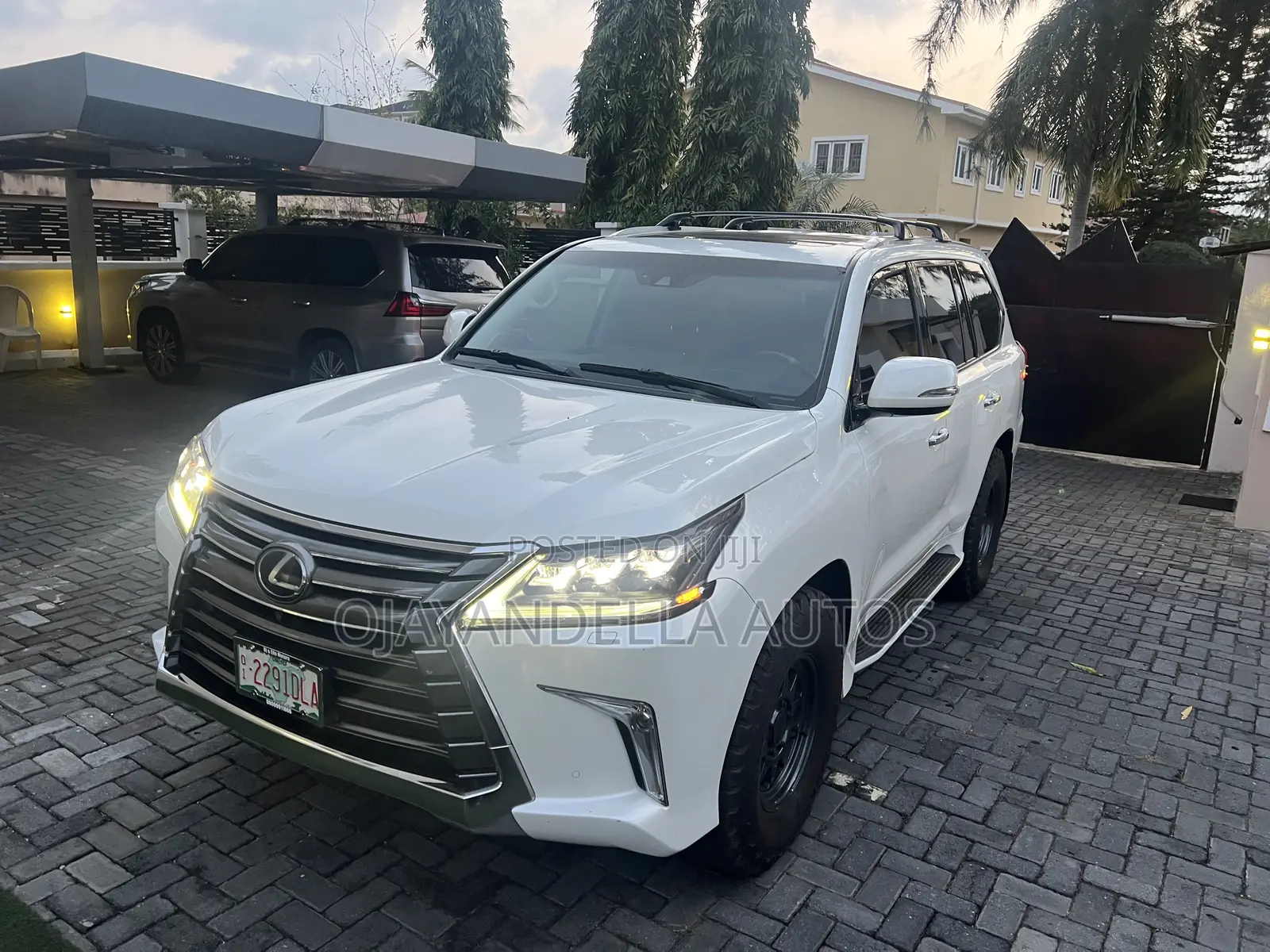 Lexus LX 570 AWD 2016 White