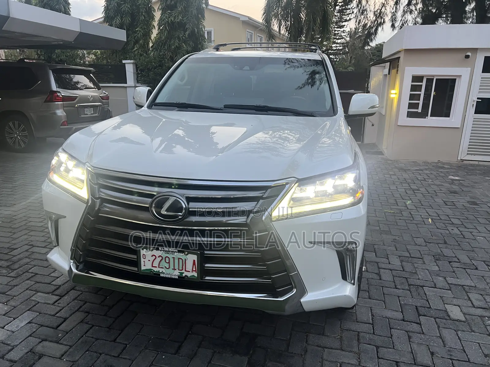 Lexus LX 570 AWD 2016 White