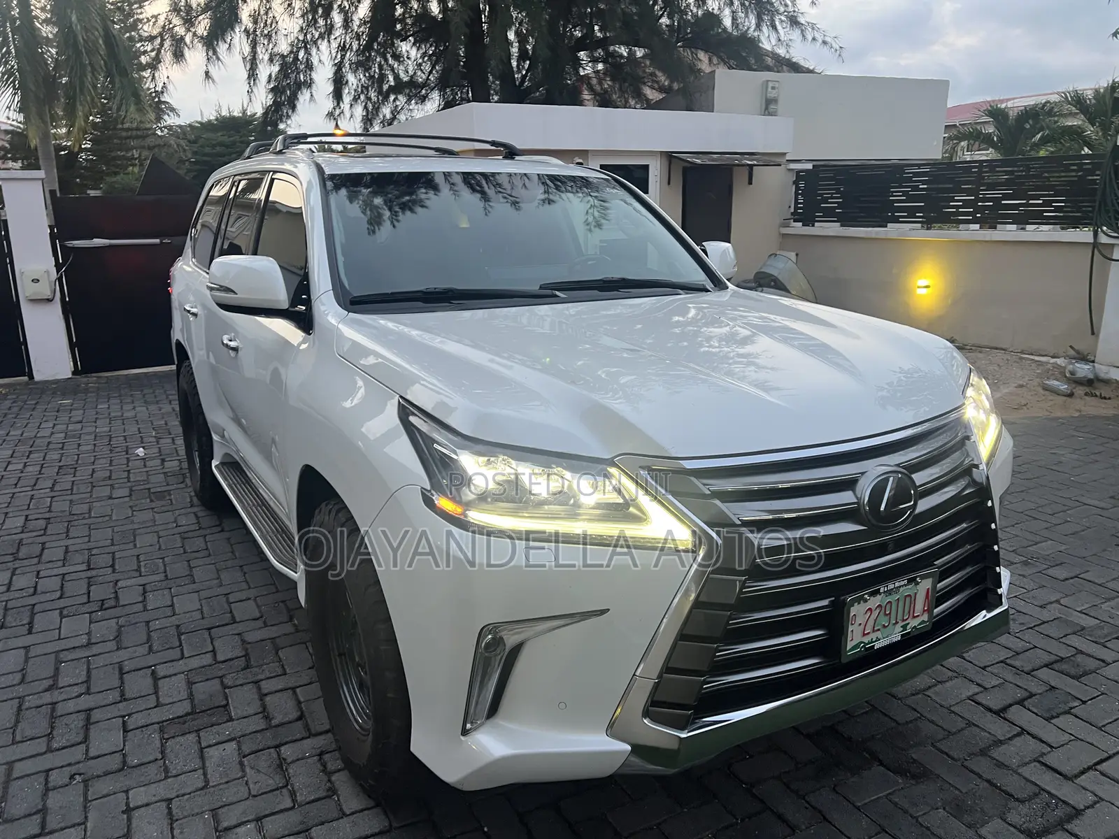 Lexus LX 570 AWD 2016 White