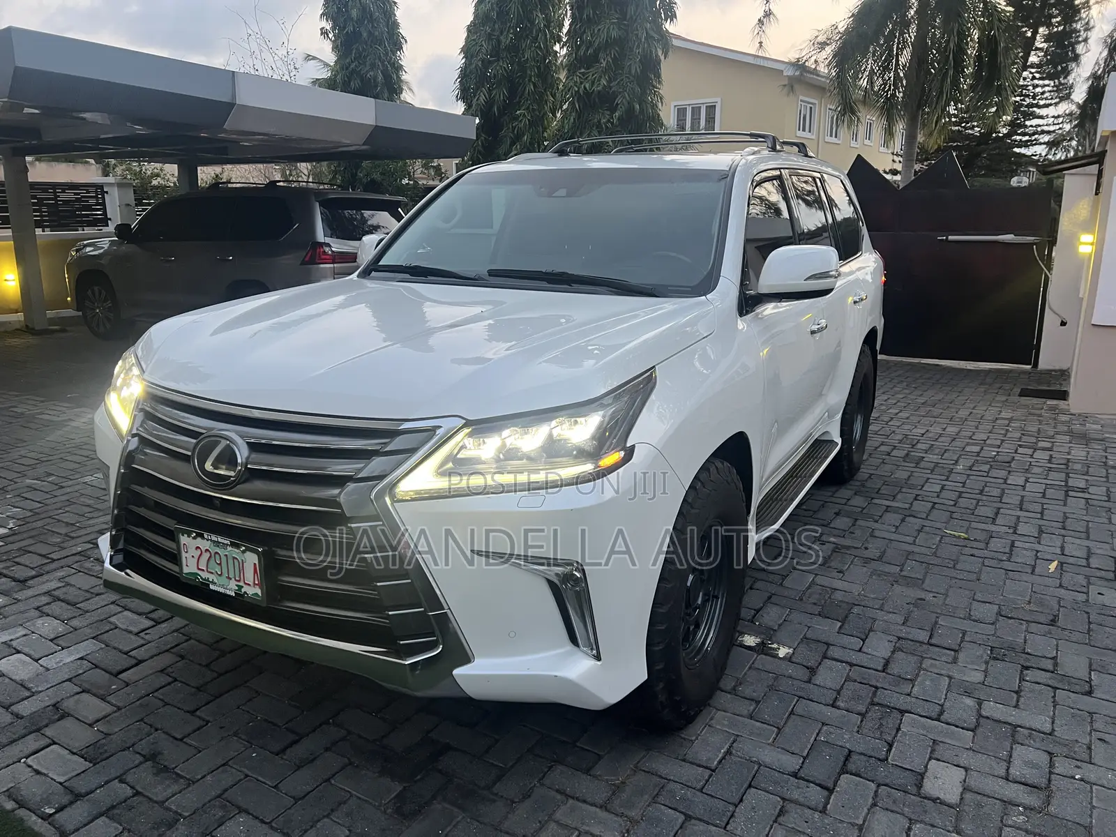 Lexus LX 570 AWD 2016 White