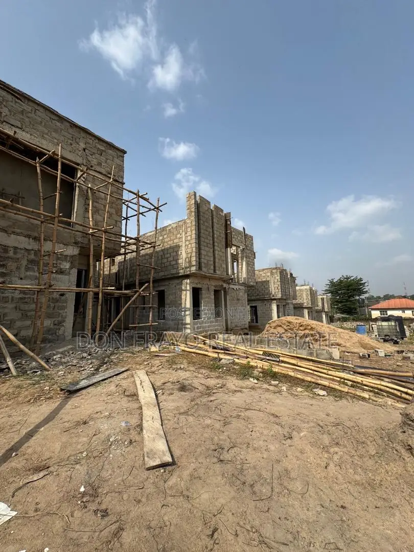 4bdrm Duplex in Jericho Gra for sale