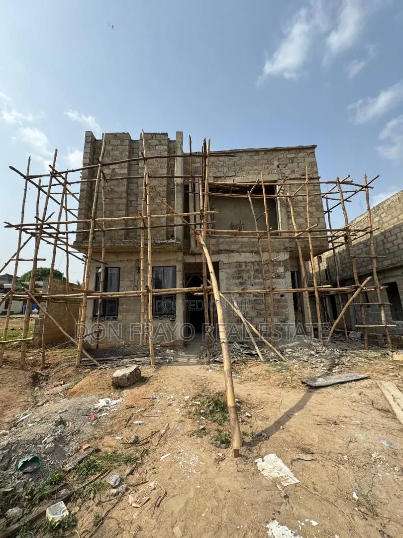 4bdrm Duplex in Jericho Gra for sale