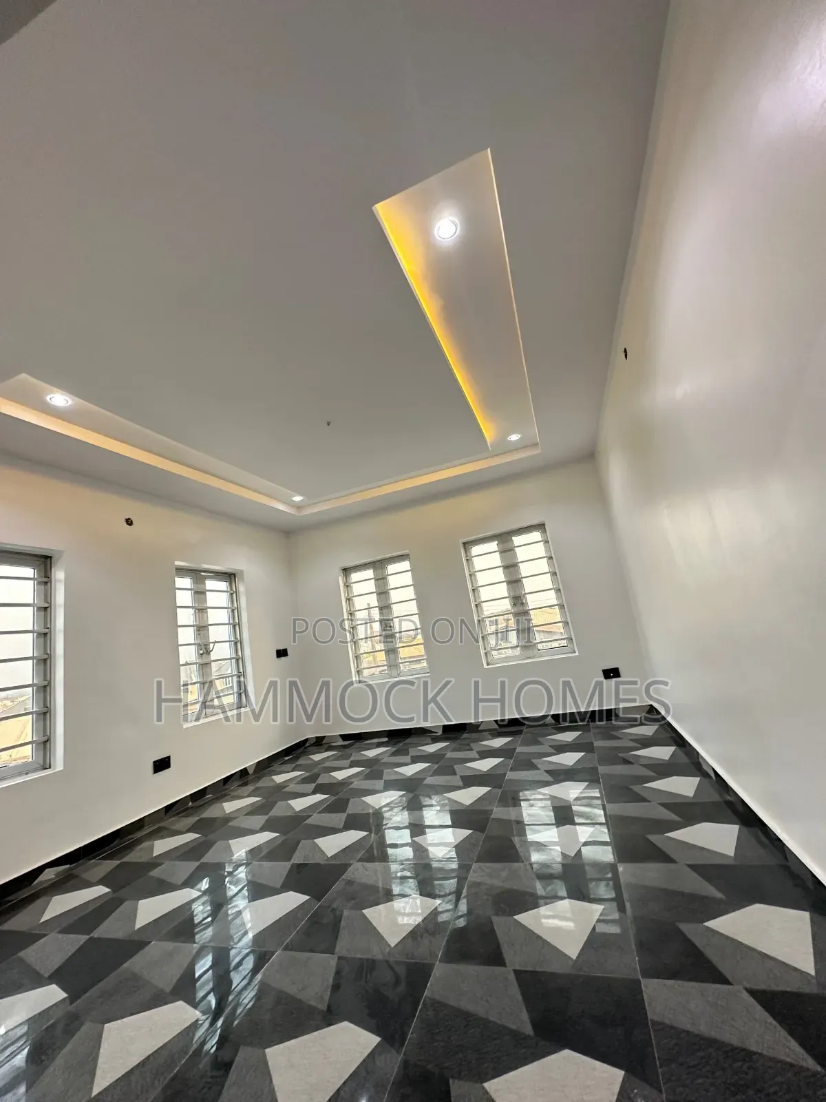 4bdrm Duplex in Dss Quarters, Jericho for sale