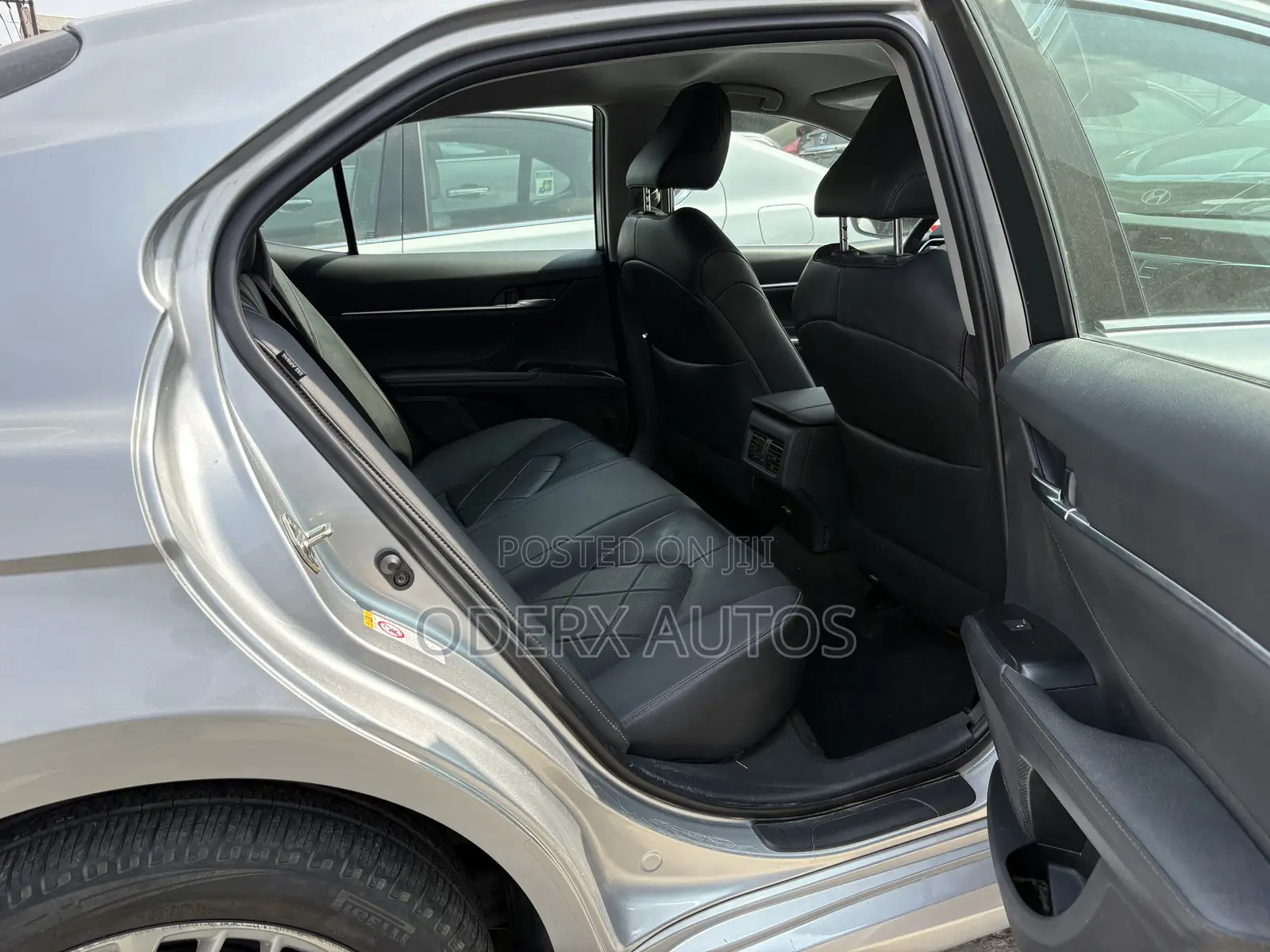 Toyota Camry XLE FWD (2.5L 4cyl 8AM) 2018 Silver