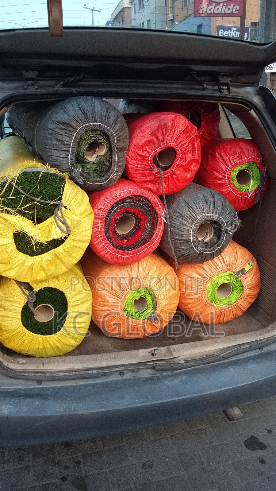 High Quality Synthetic Turf Available in Outdoor and Indoor Decor