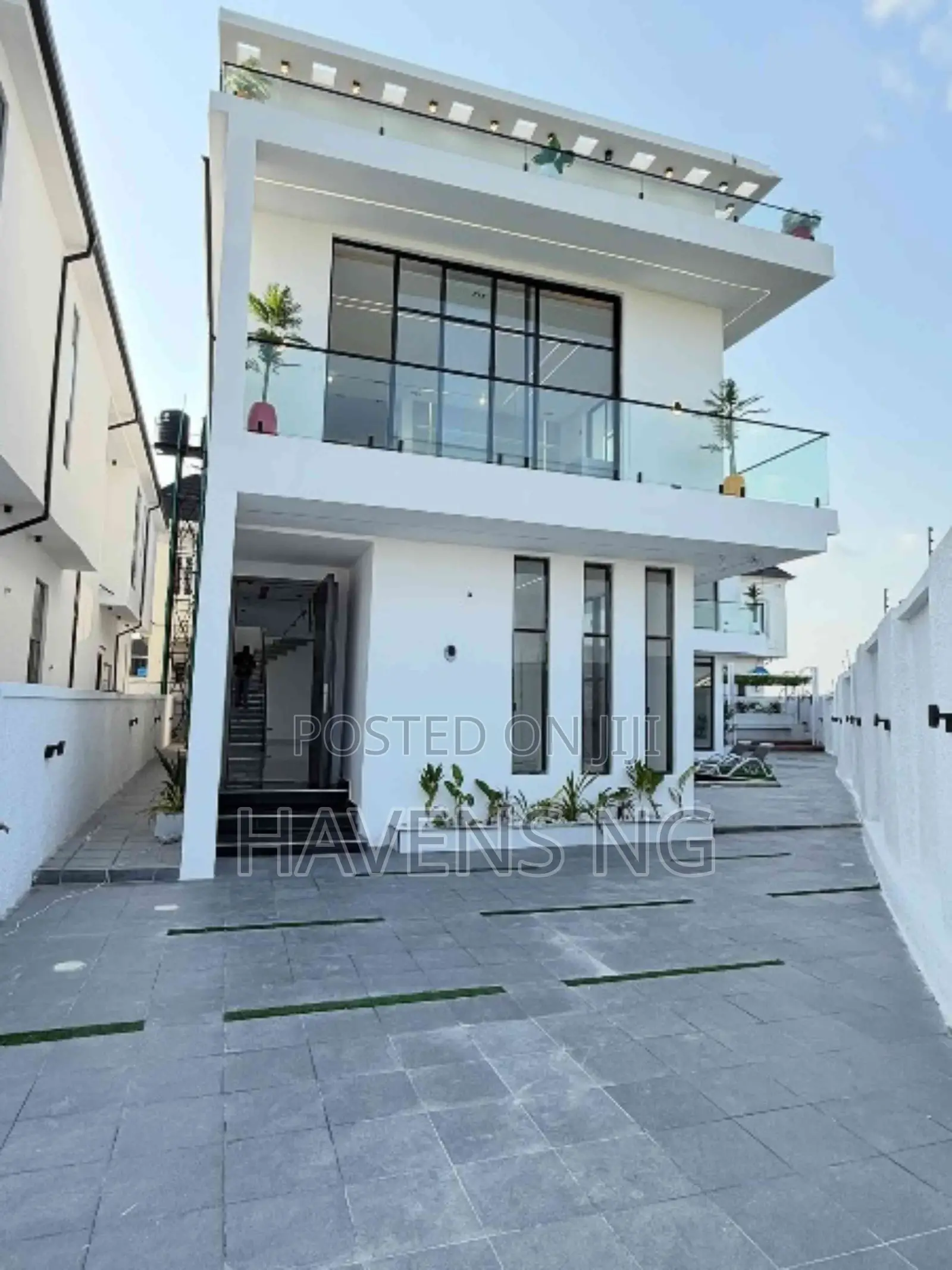 5bdrm Duplex in Chevron for sale