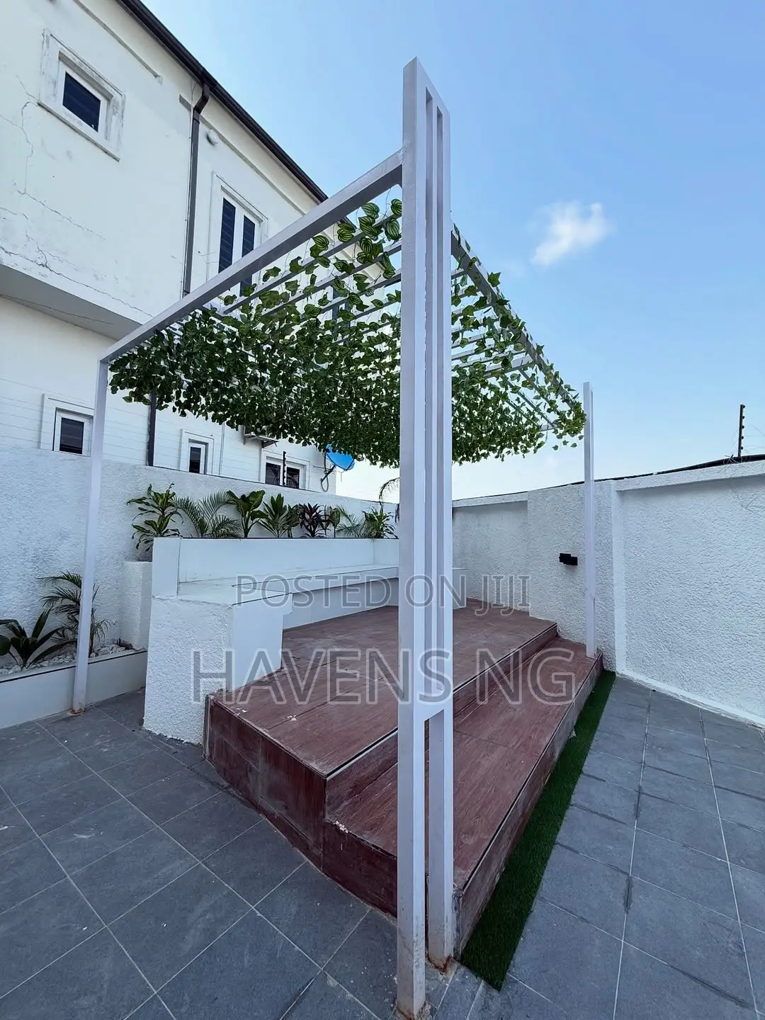 5bdrm Duplex in Chevron for sale