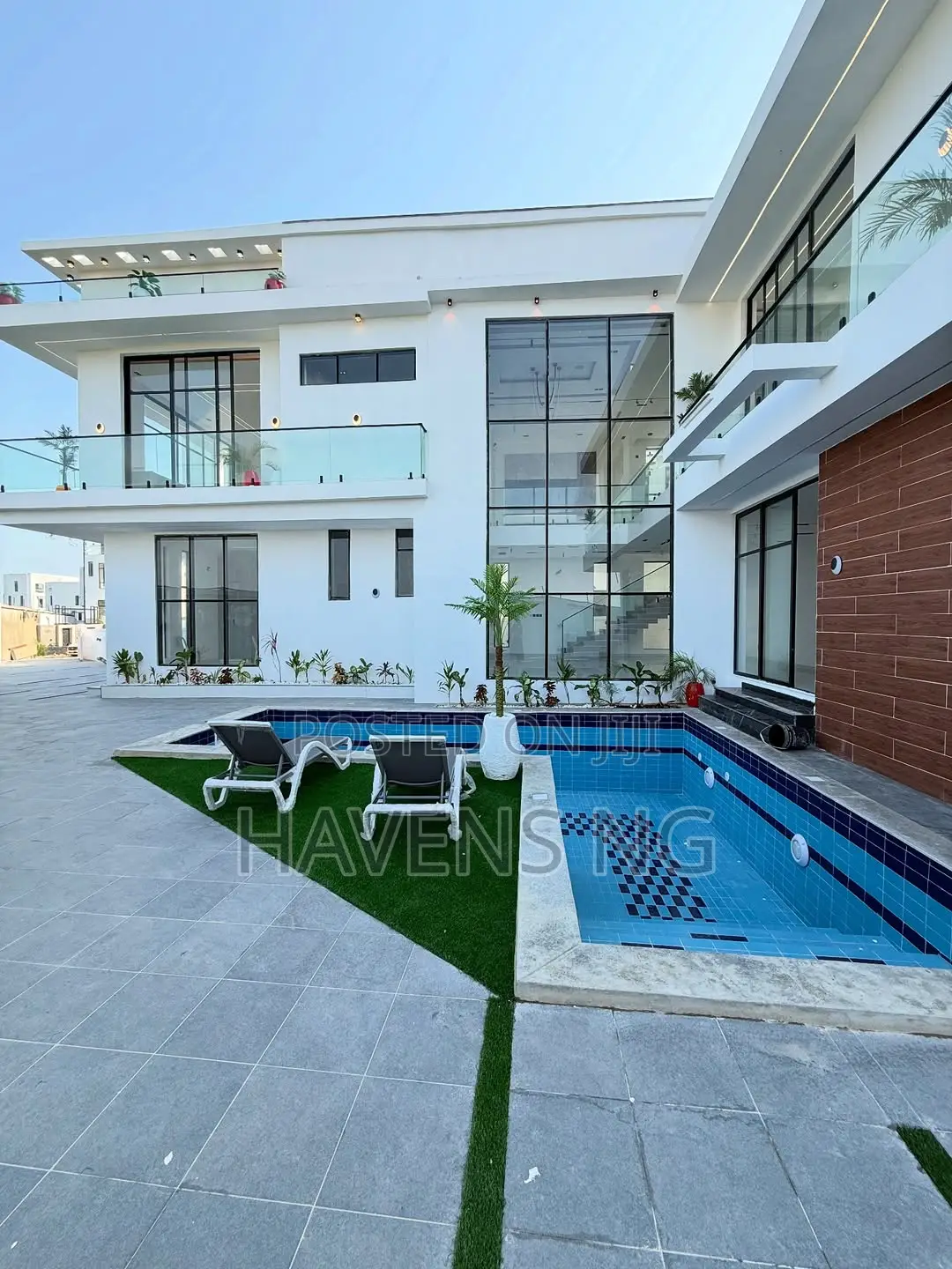5bdrm Duplex in Chevron for sale