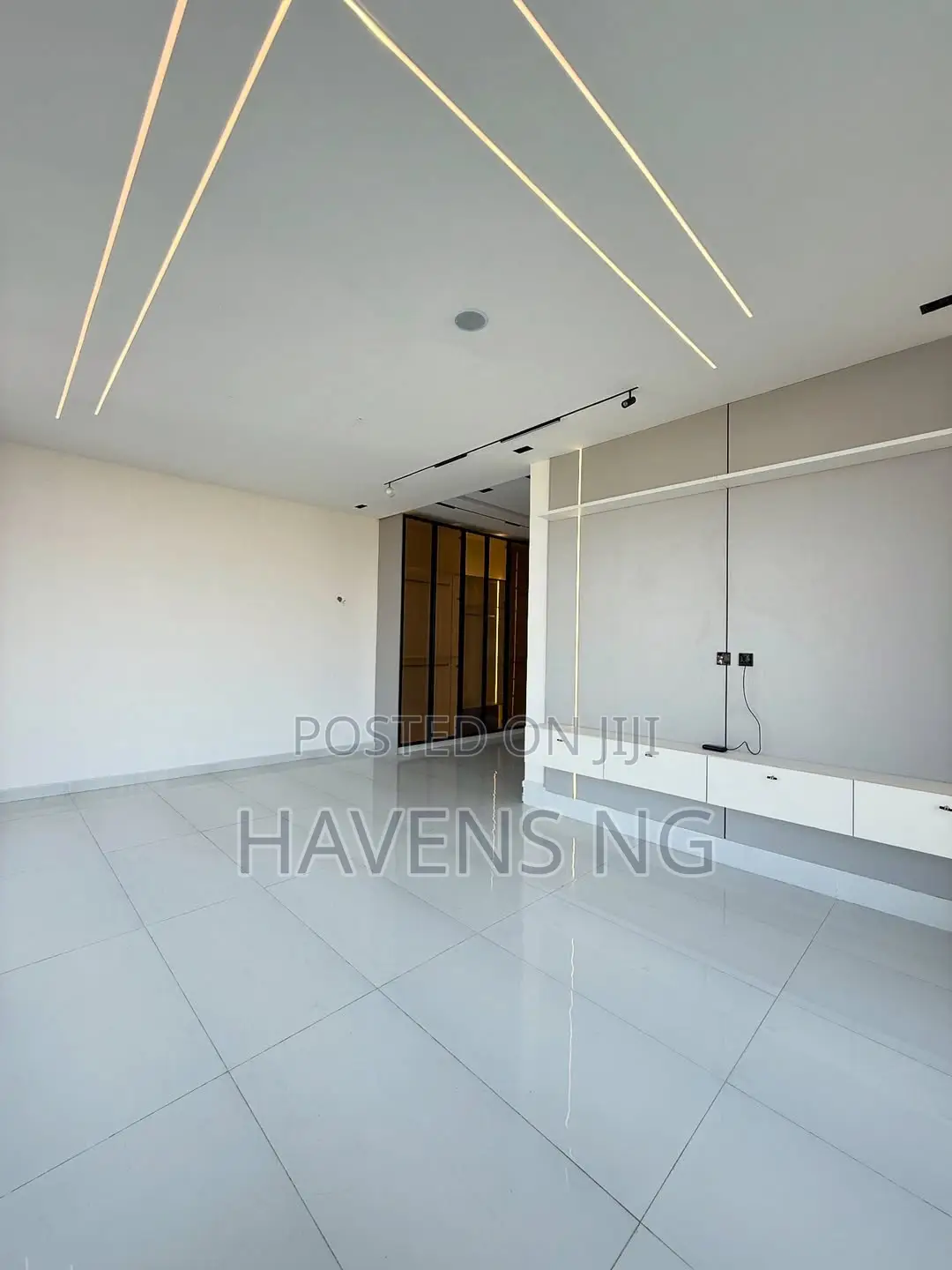 5bdrm Duplex in Chevron for sale
