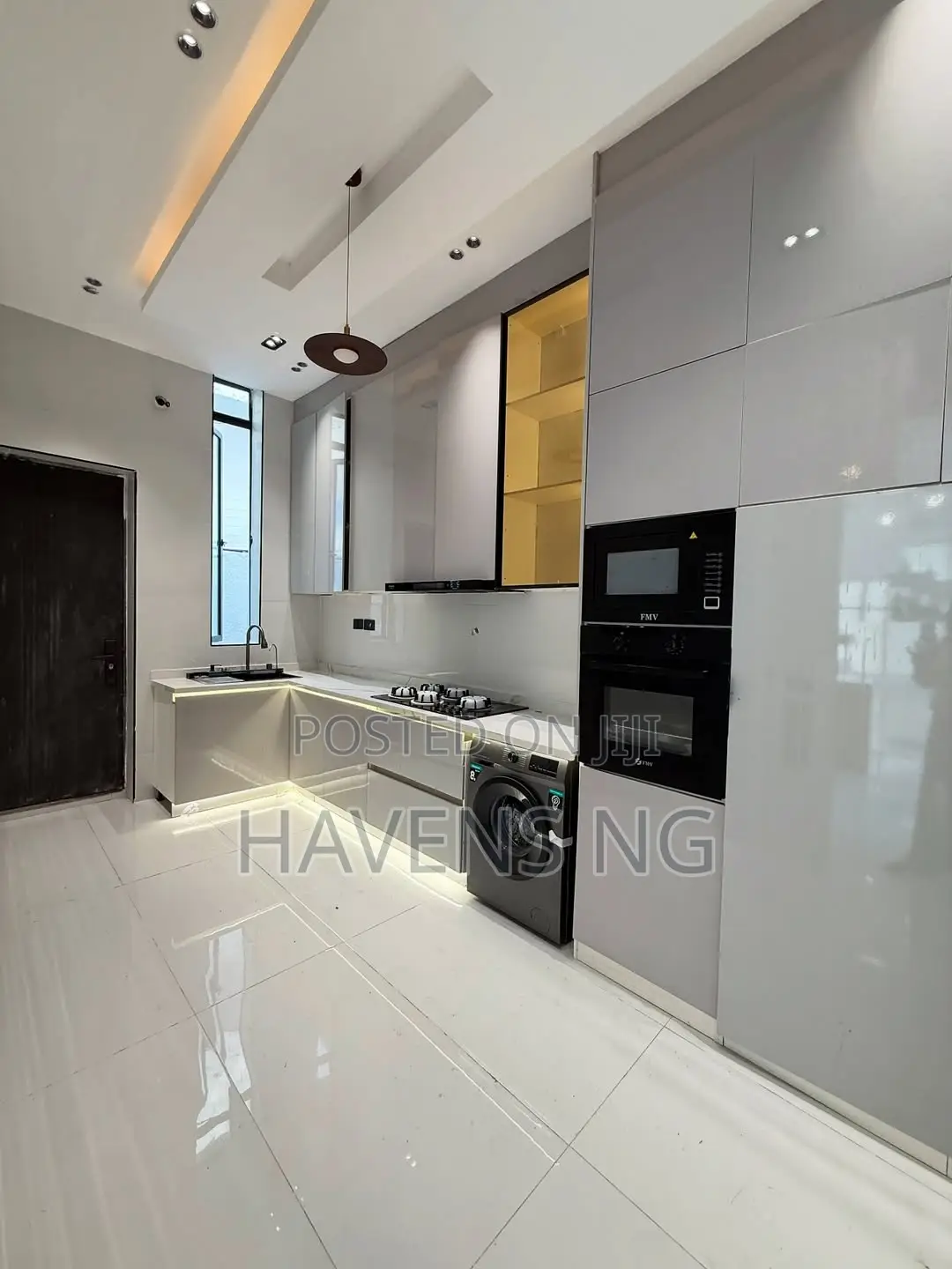 5bdrm Duplex in Chevron for sale