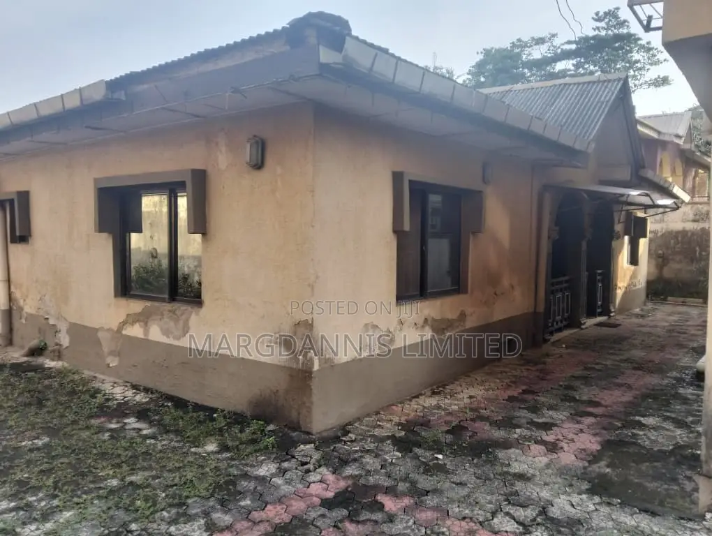 11bdrm Duplex in Lagos, Agric for sale