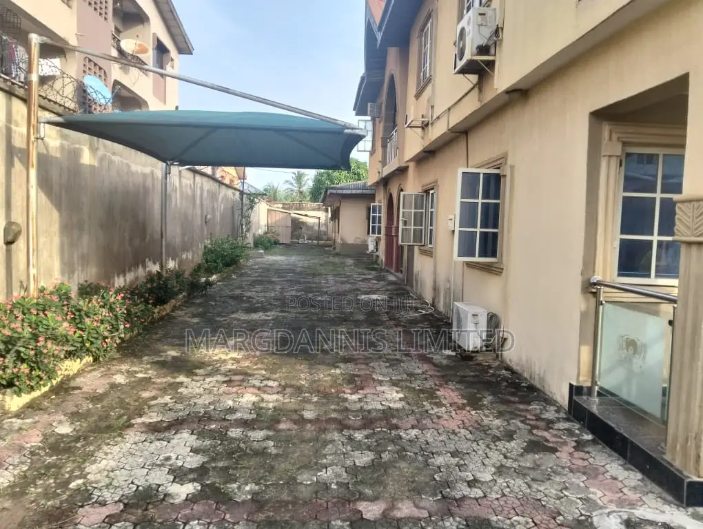 11bdrm Duplex in Lagos, Agric for sale