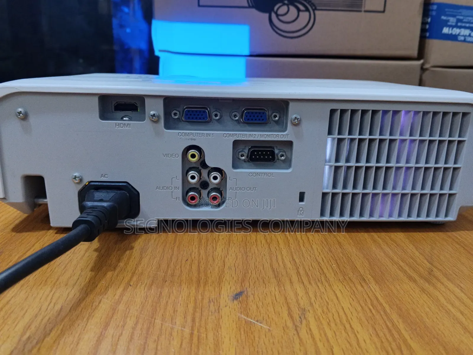 Hitachi Cp- Ex 402 4200 Lumens 3lcd Projector