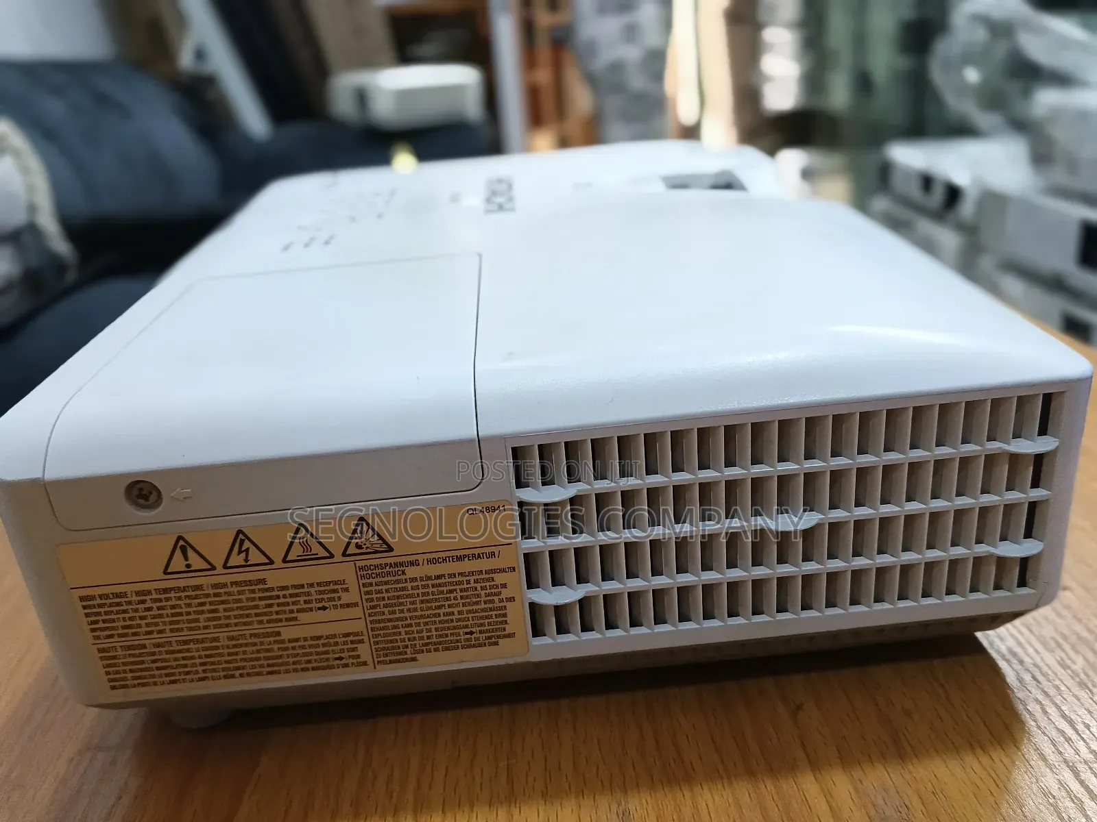 Hitachi Cp- Ex 402 4200 Lumens 3lcd Projector