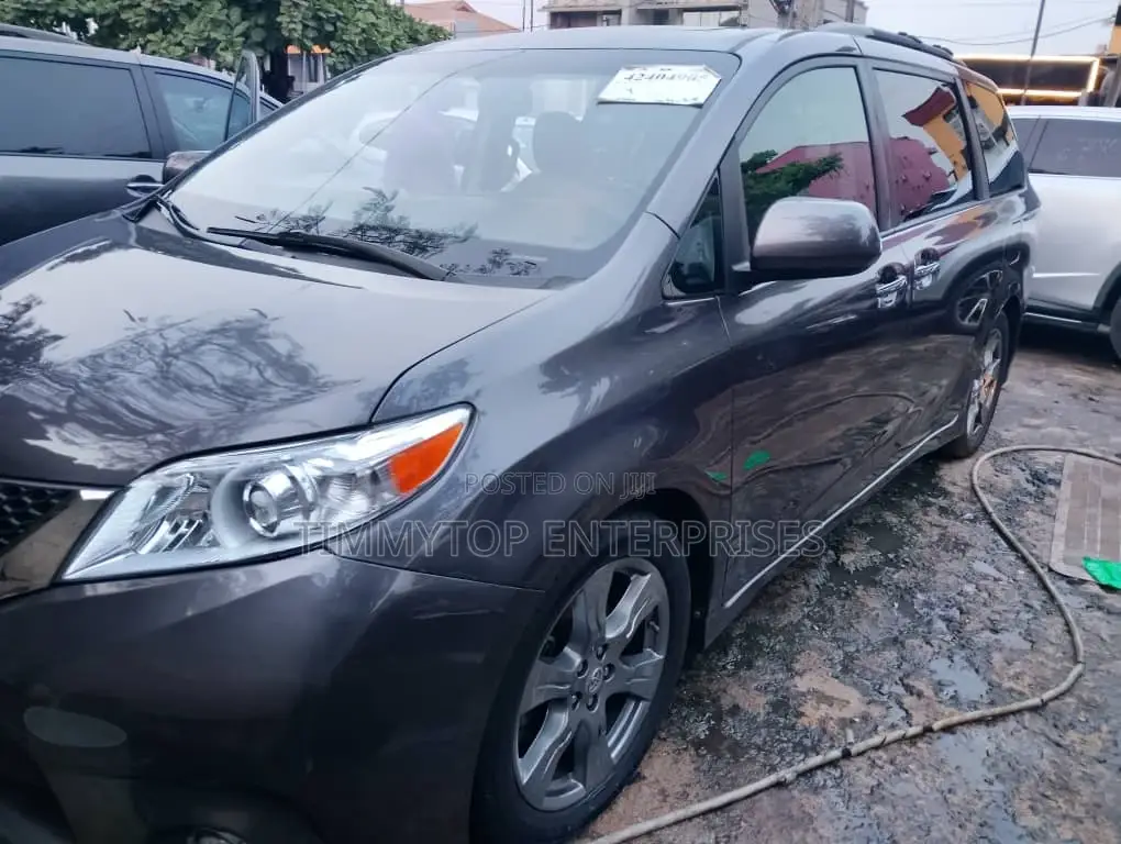 Toyota Sienna SE Premium 8 Passenger (3.5L 6cyl 8A) 2017 Gray