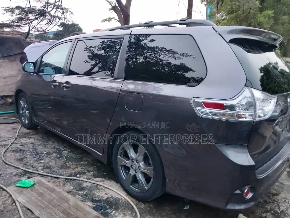 Toyota Sienna SE Premium 8 Passenger (3.5L 6cyl 8A) 2017 Gray