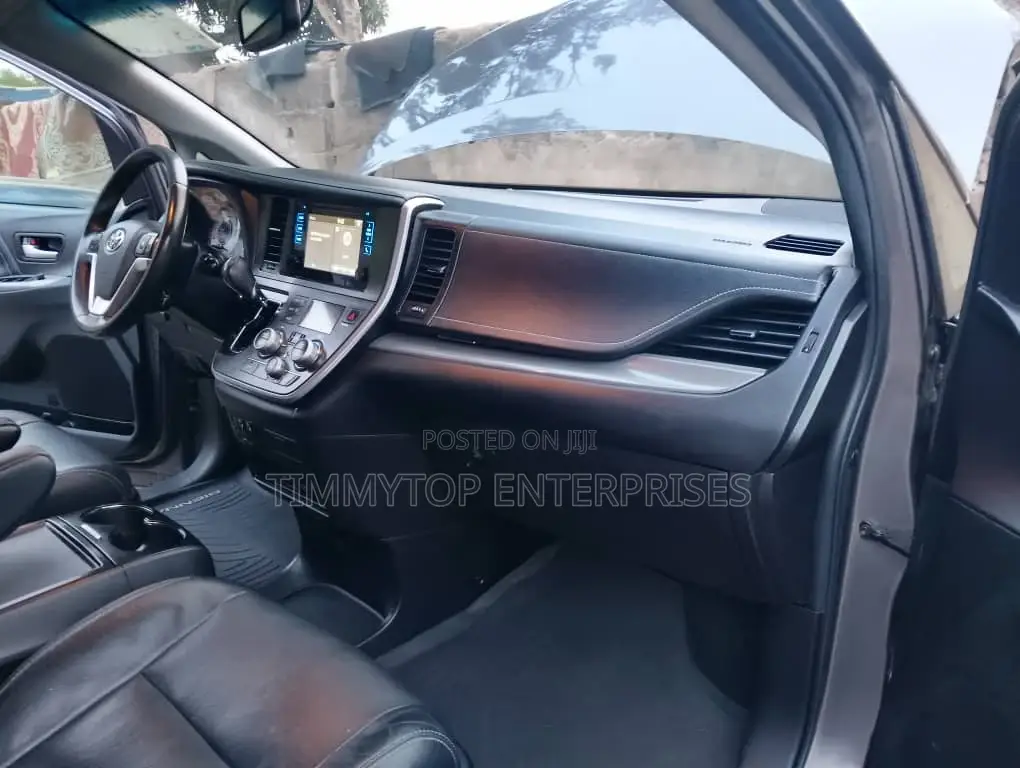 Toyota Sienna SE Premium 8 Passenger (3.5L 6cyl 8A) 2017 Gray