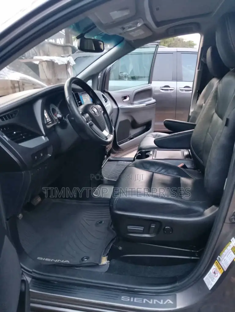 Toyota Sienna SE Premium 8 Passenger (3.5L 6cyl 8A) 2017 Gray