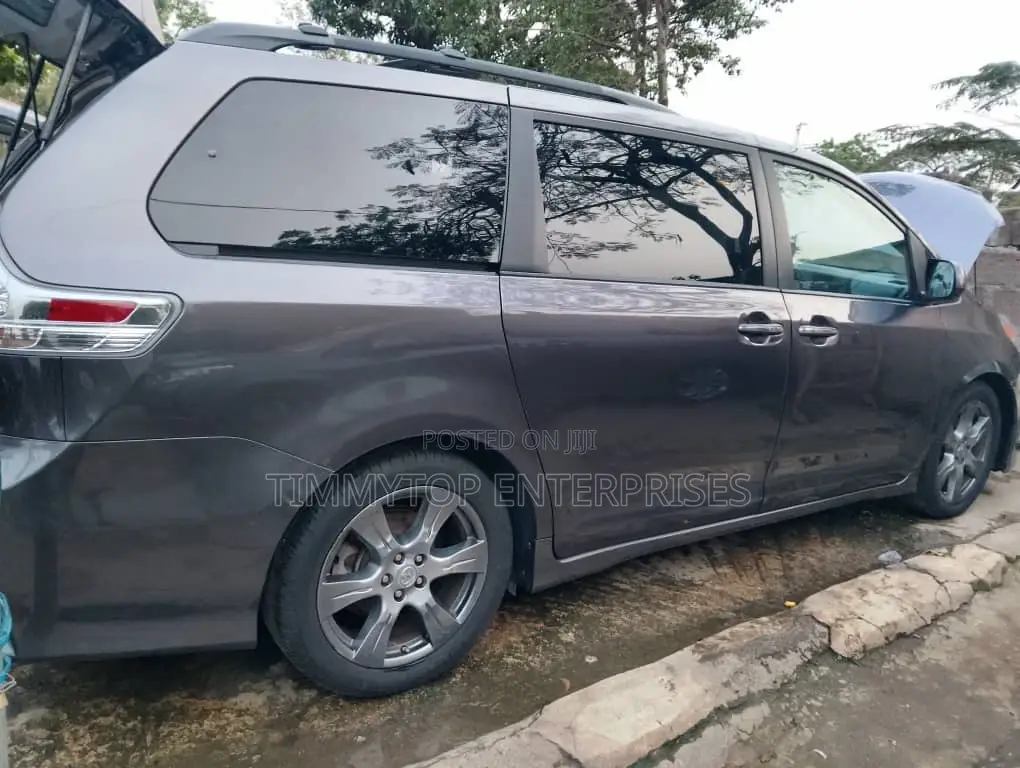 Toyota Sienna SE Premium 8 Passenger (3.5L 6cyl 8A) 2017 Gray