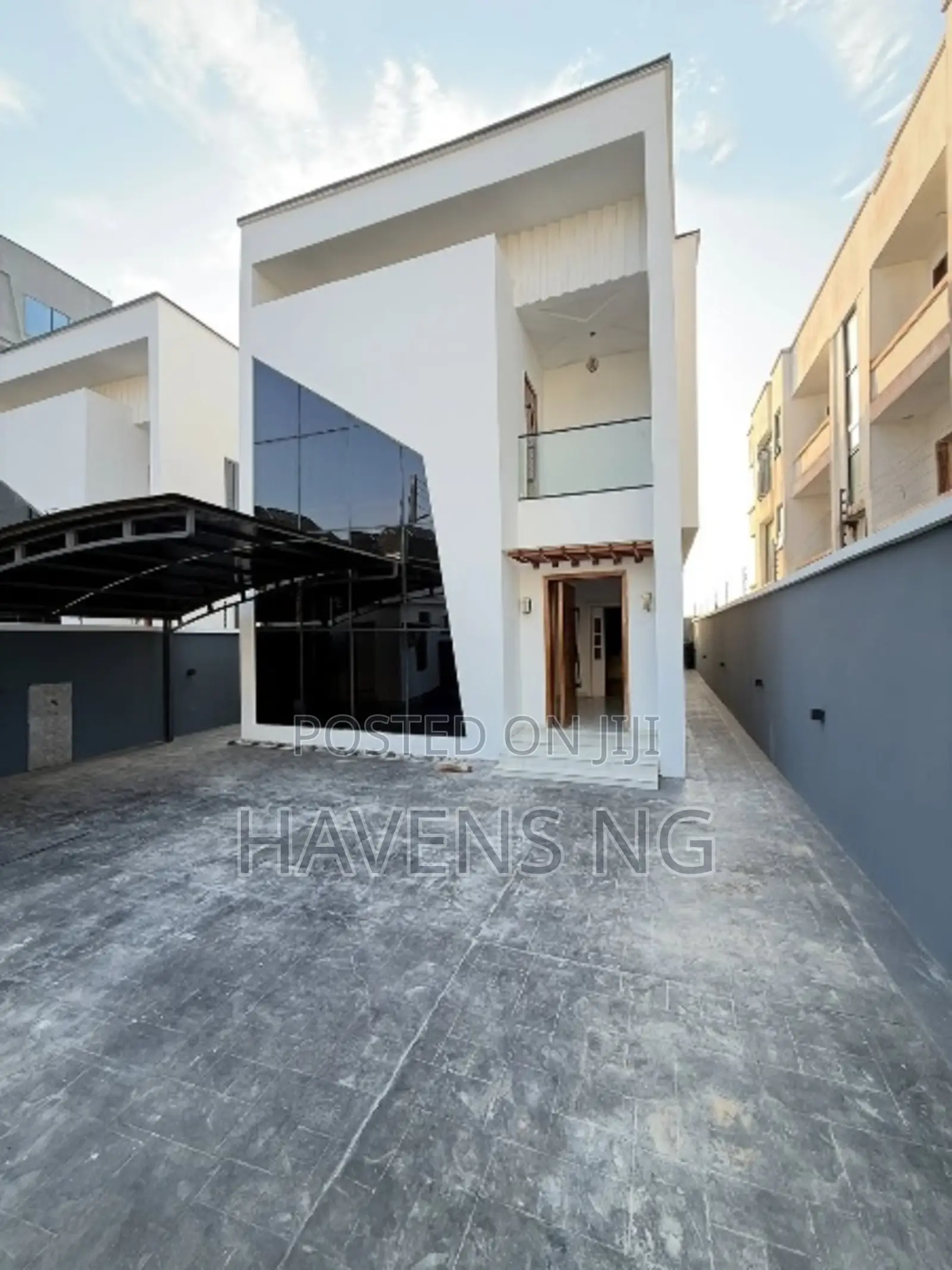 5bdrm Duplex in Chevron for sale