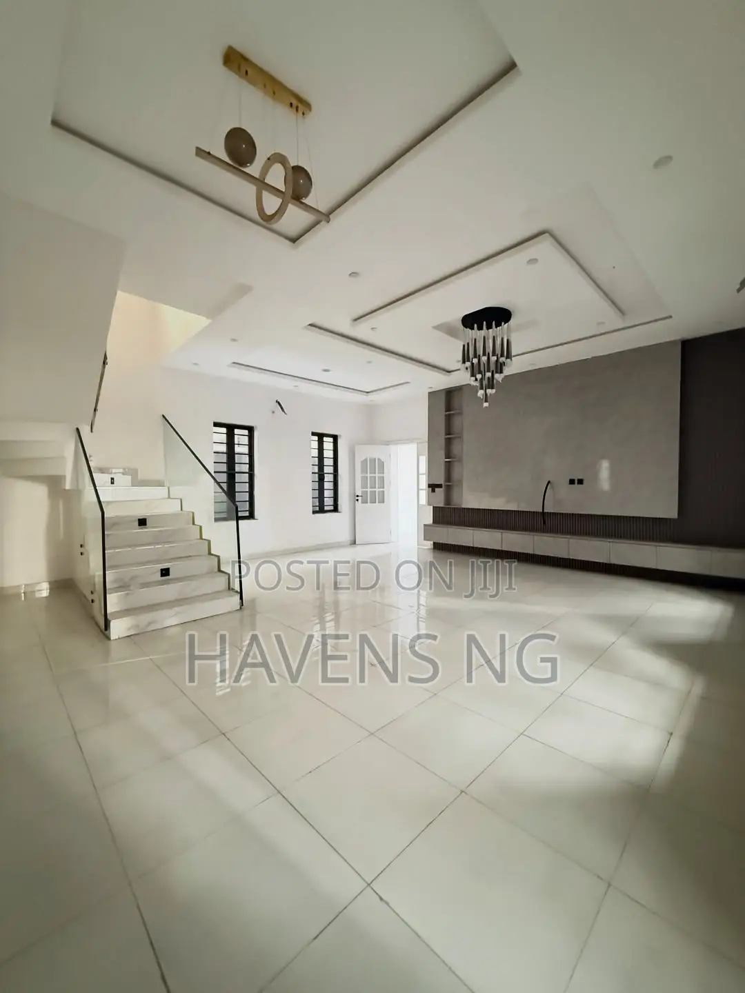 5bdrm Duplex in Chevron for sale