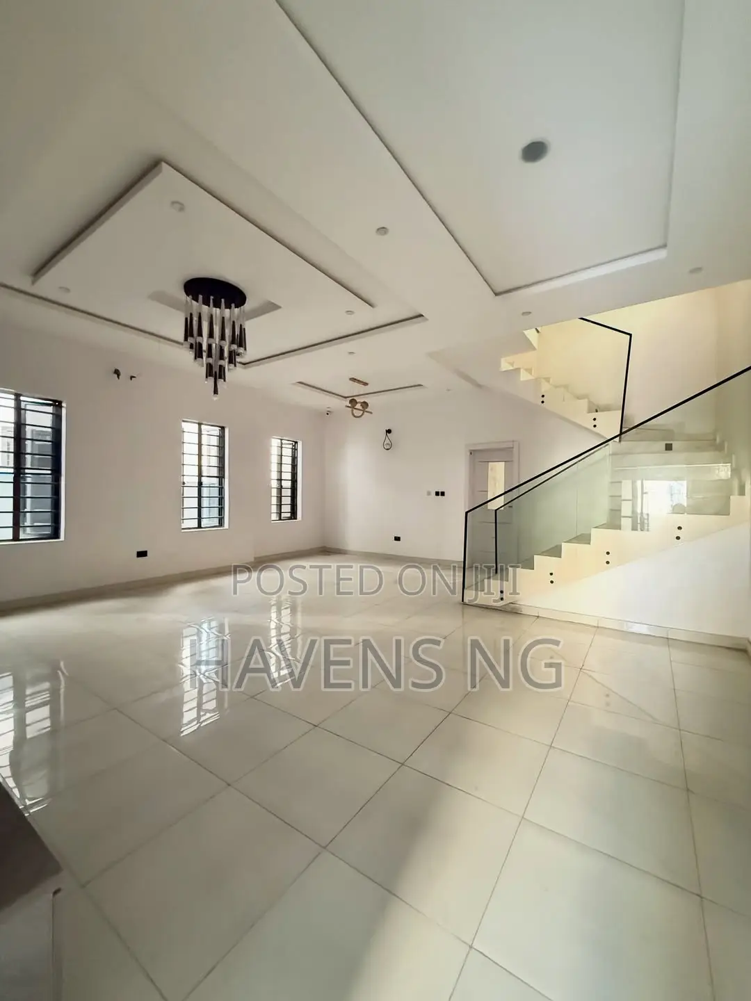 5bdrm Duplex in Chevron for sale