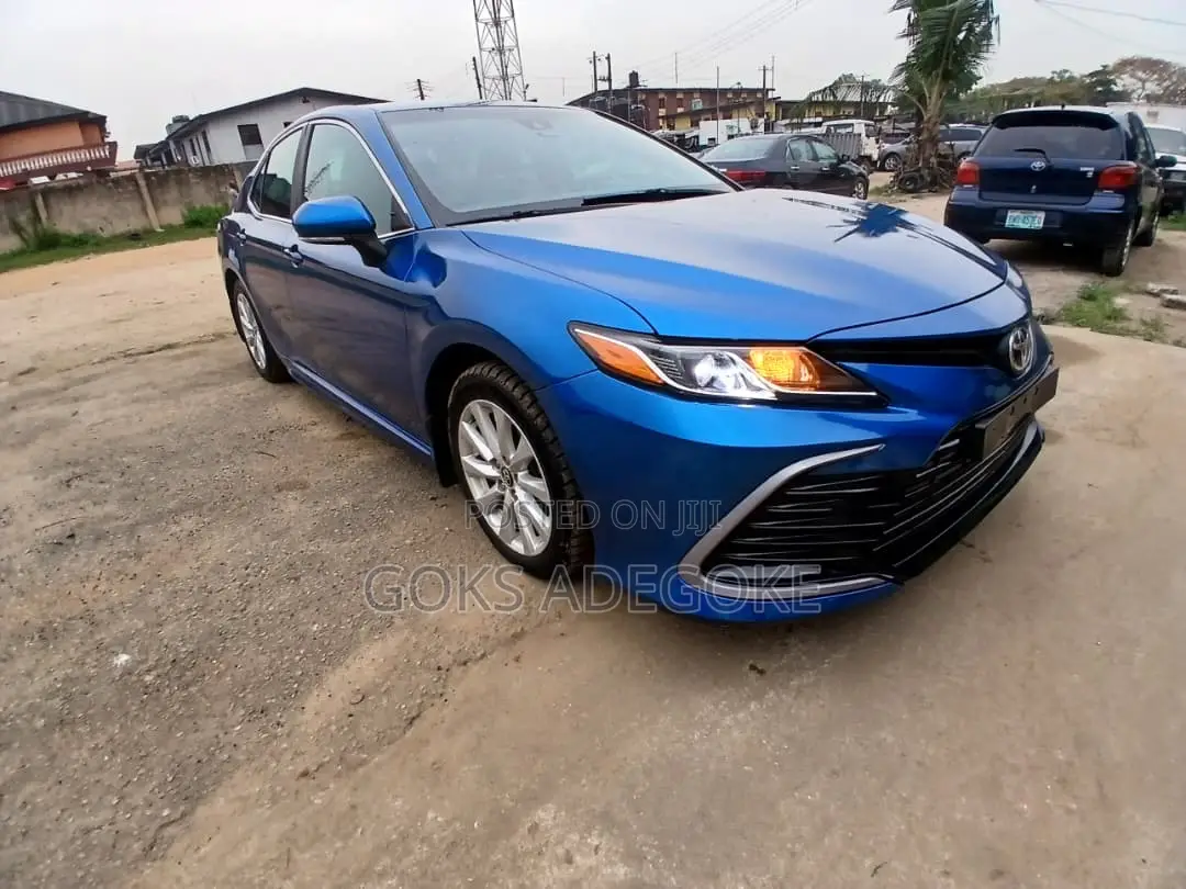 Toyota Camry SE FWD (2.5L 4cyl 8AM) 2018 Blue