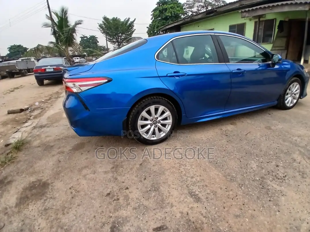 Toyota Camry SE FWD (2.5L 4cyl 8AM) 2018 Blue