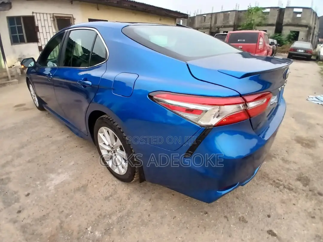 Toyota Camry SE FWD (2.5L 4cyl 8AM) 2018 Blue