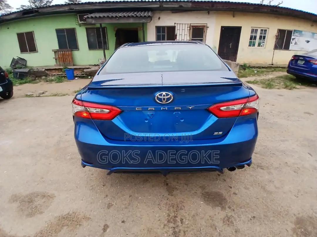 Toyota Camry SE FWD (2.5L 4cyl 8AM) 2018 Blue