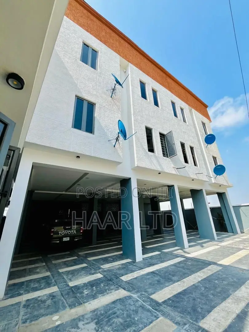 2bdrm Apartment in Lekki Phase 1 for rent