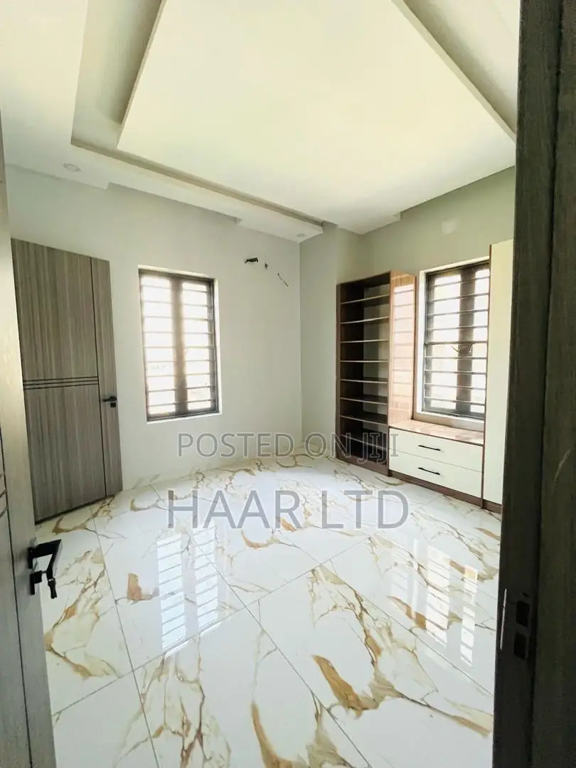 2bdrm Apartment in Lekki Phase 1 for rent