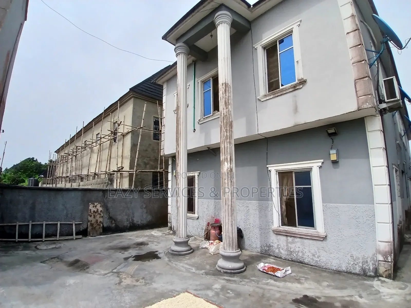 8bdrm Block of Flats in Awoyaya for sale