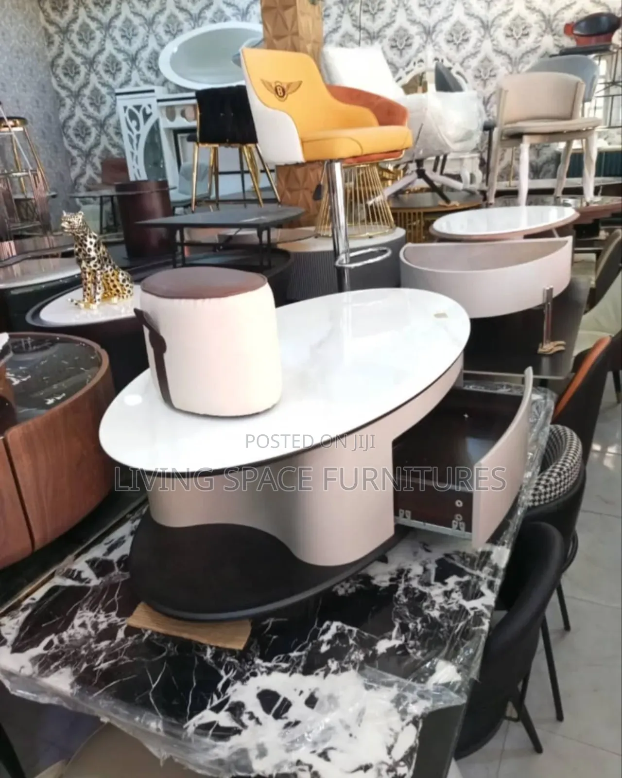 Contemporary Center Table With 2 Side Stools