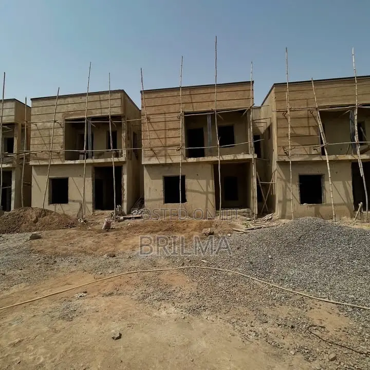 4bdrm Duplex in Gaduwa for sale