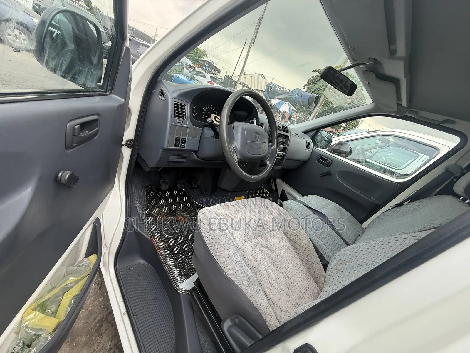Toyota HiAce 2004 White