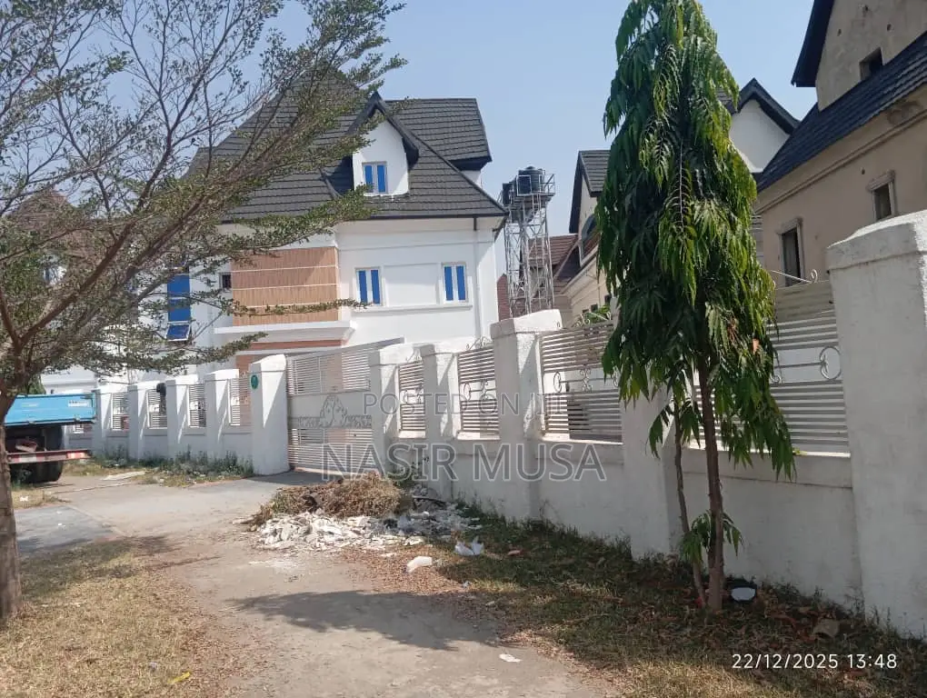 5bdrm Duplex in Idu for sale