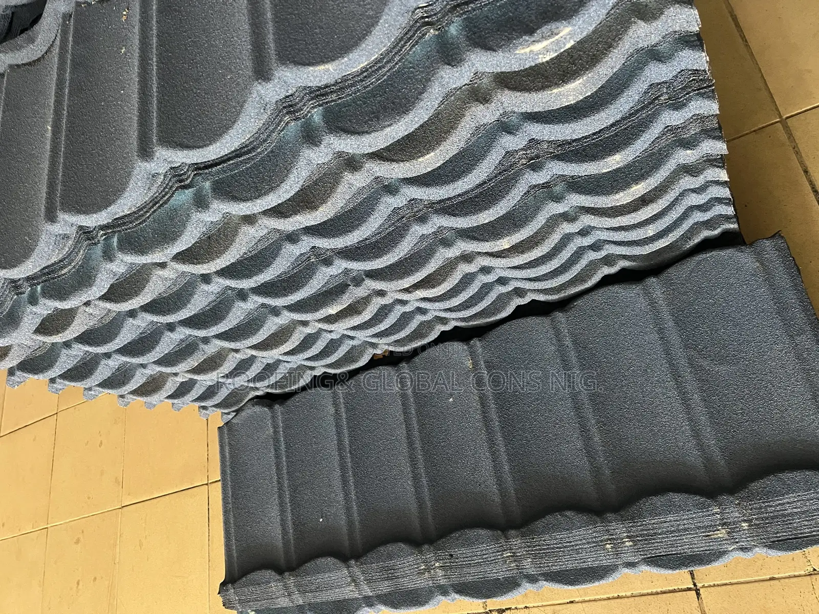 Plane Pure Black Quality Stone Coated Roofing Tiles Bond Design