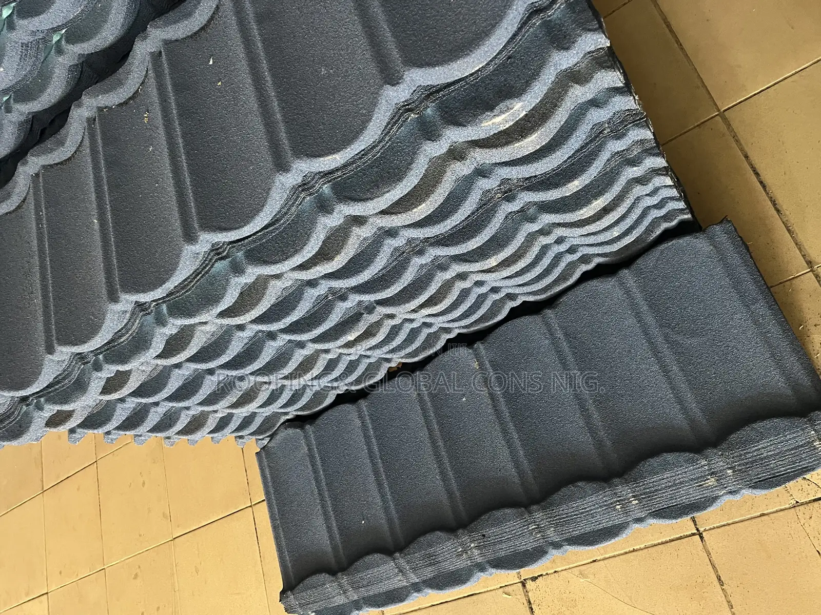 Plane Pure Black Quality Stone Coated Roofing Tiles Bond Design