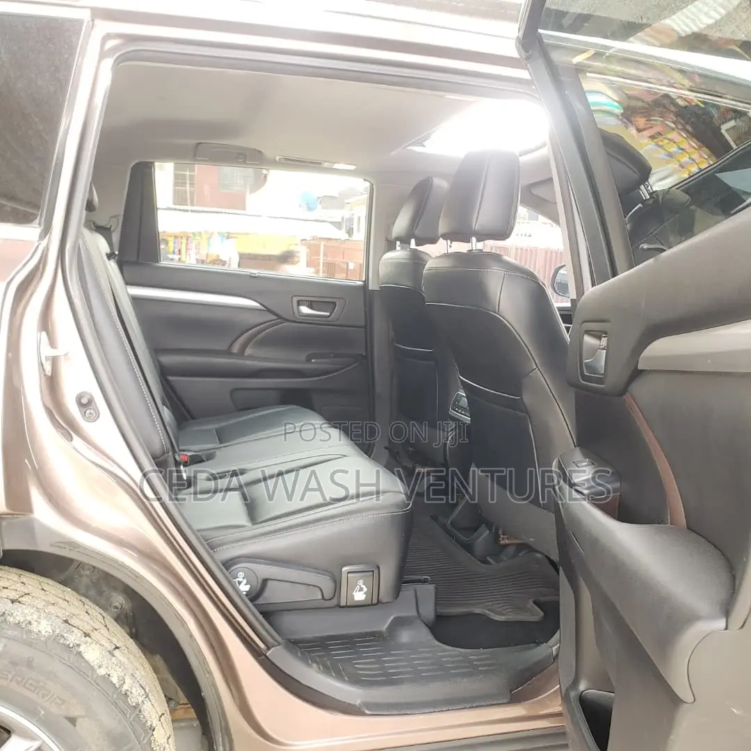 Toyota Highlander XLE 4x4 V6 (3.5L 6cyl 8A) 2017 Brown