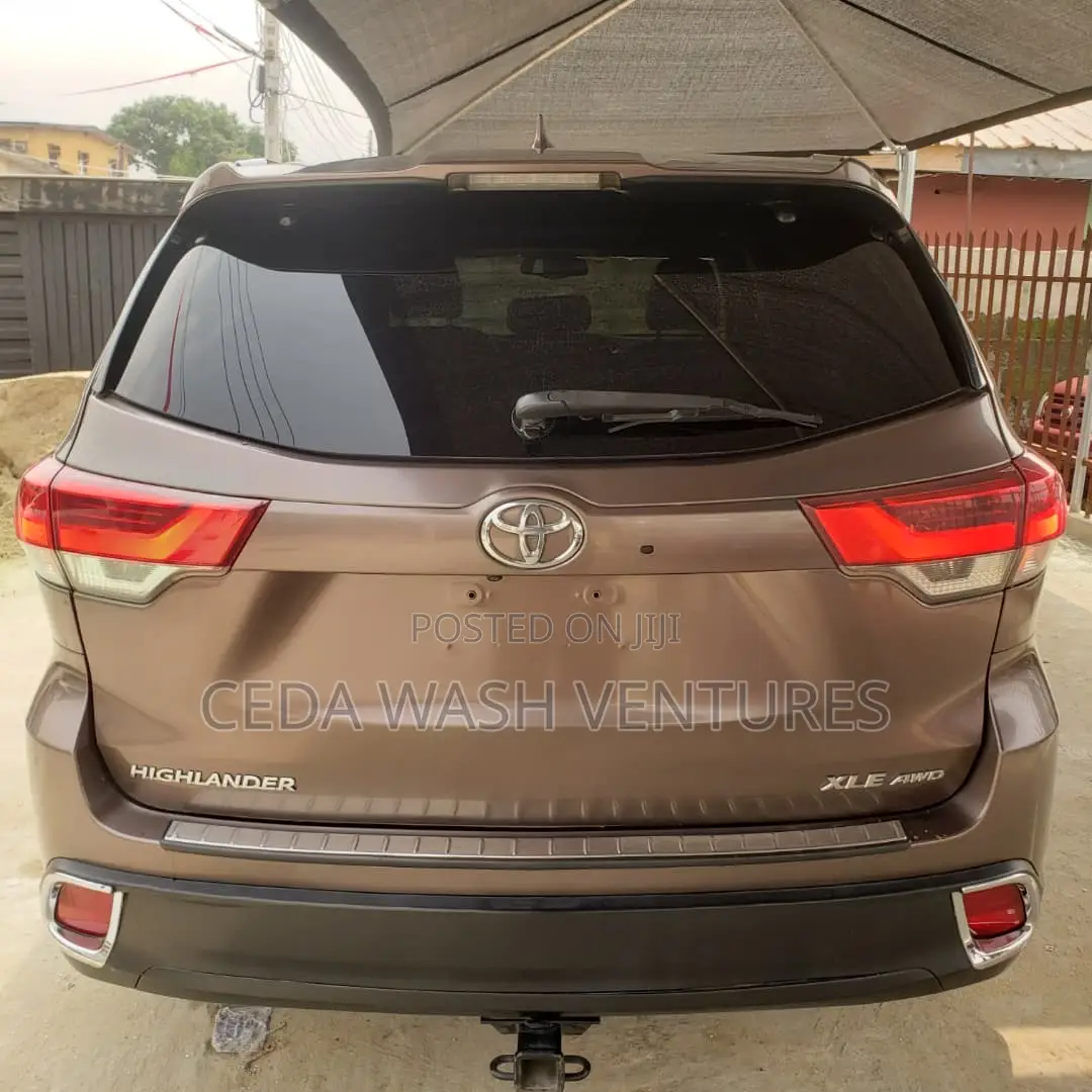 Toyota Highlander XLE 4x4 V6 (3.5L 6cyl 8A) 2017 Brown