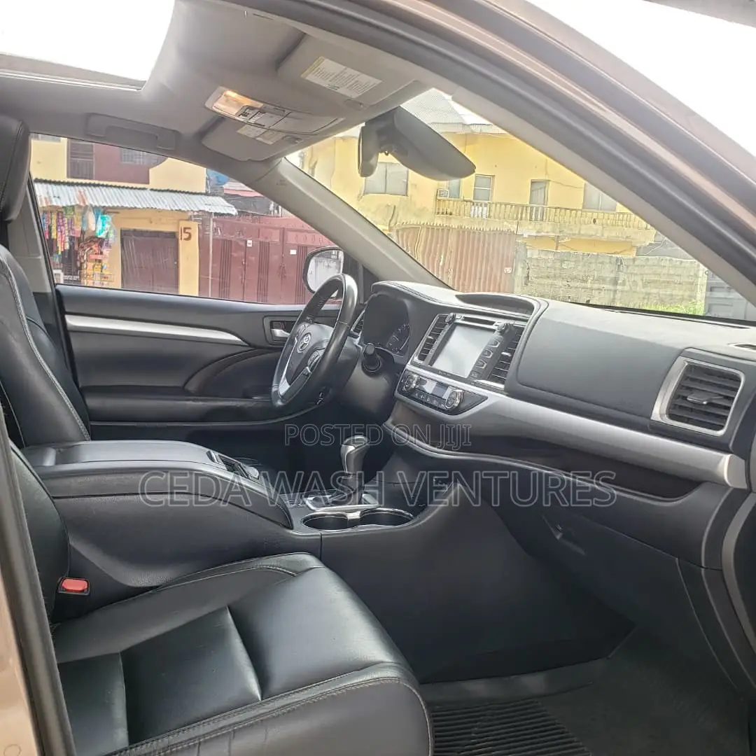 Toyota Highlander XLE 4x4 V6 (3.5L 6cyl 8A) 2017 Brown